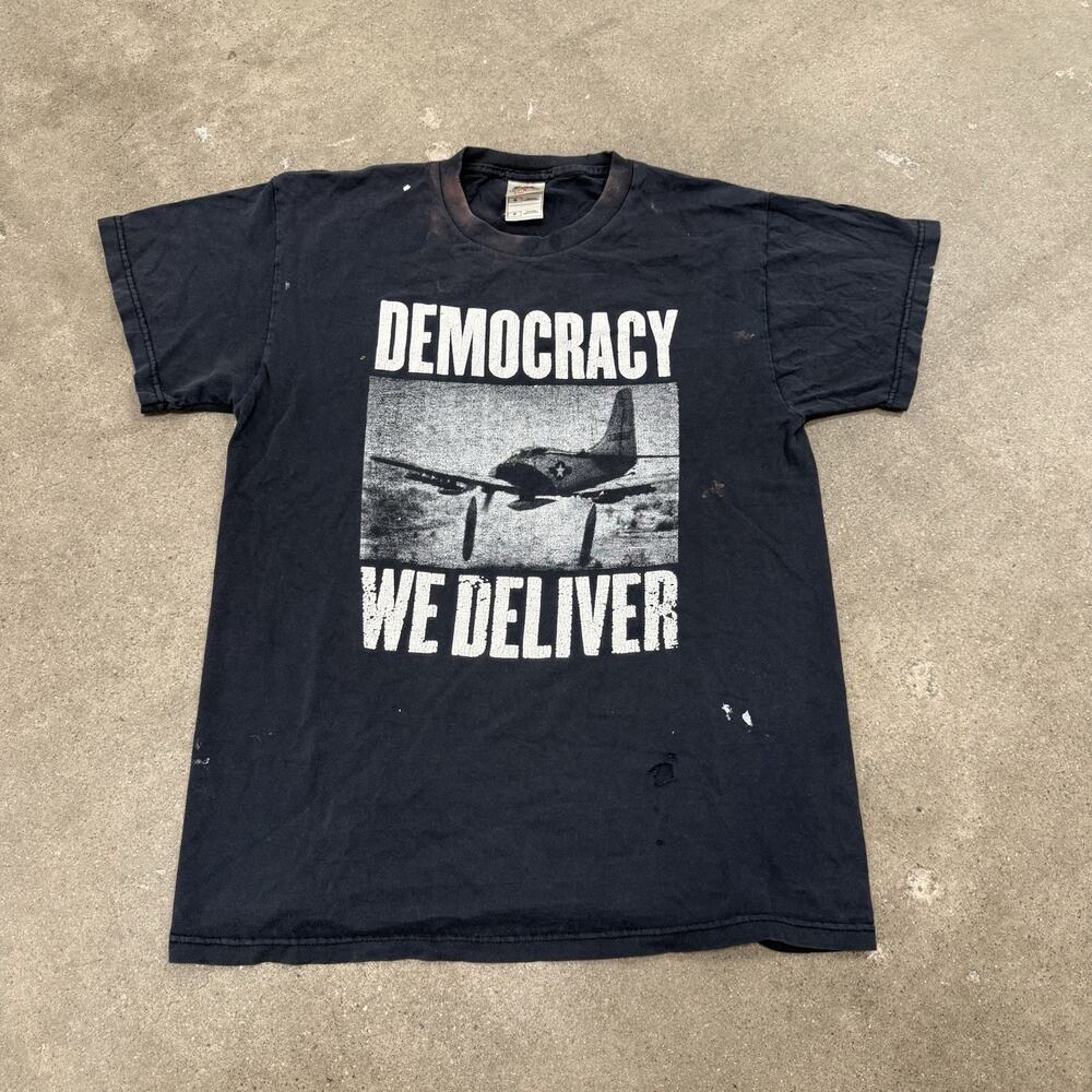 VINTAGE Y2K DEMOCRACY WE DELIVER THRASHED JOHN YATES POLITICAL T SHIRT MEDIUM